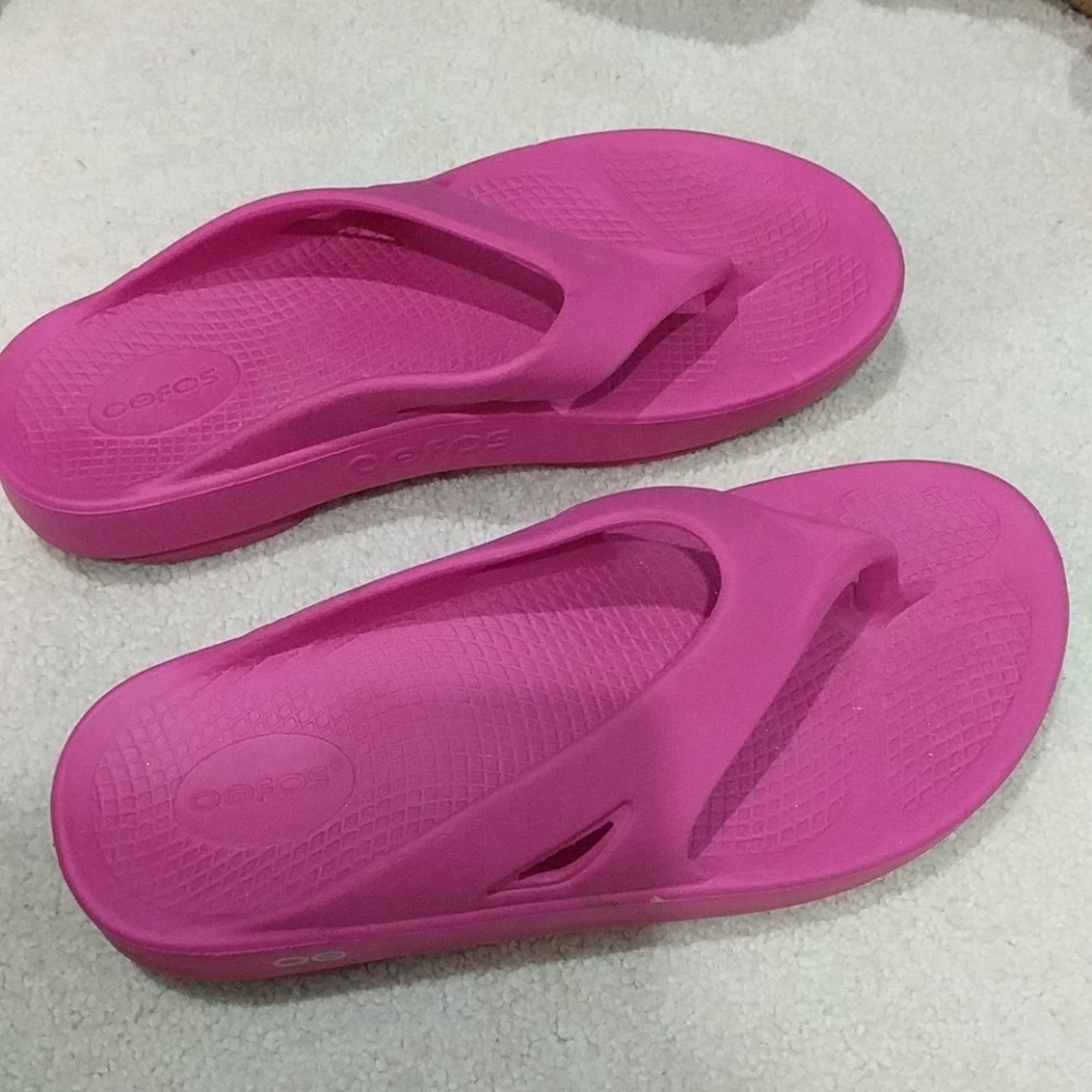 Oofos flip flops